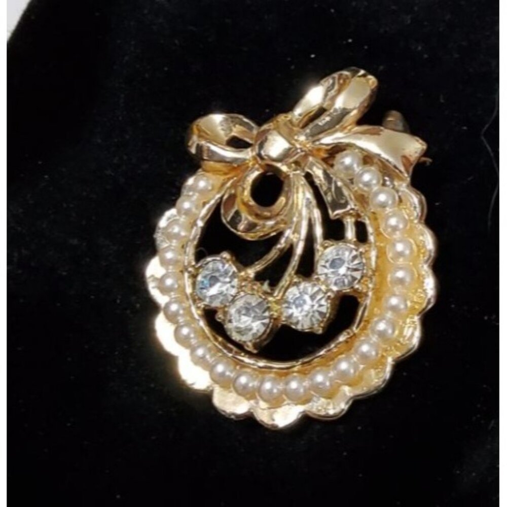 Gold-Tone Vintage Brooch With Faux Pearl & Rhinestone Accents In Ornate Design 1
